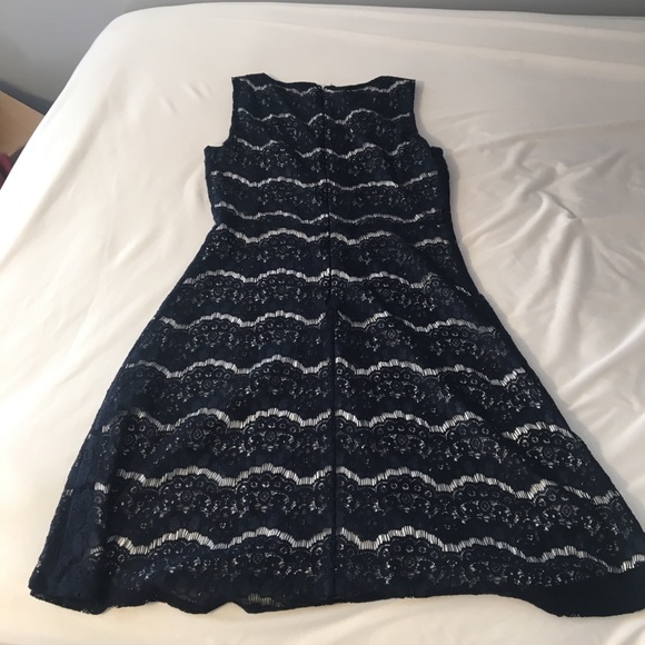 A comfy lace dress - Picture 2 of 3